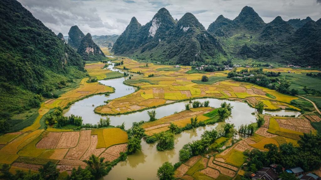 S-Shaped River in the Phong Nam Valley