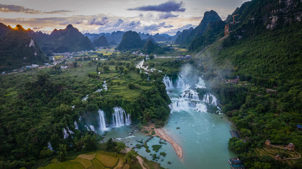 ban gioc waterfall or detian waterfall the largest waterfall in asia