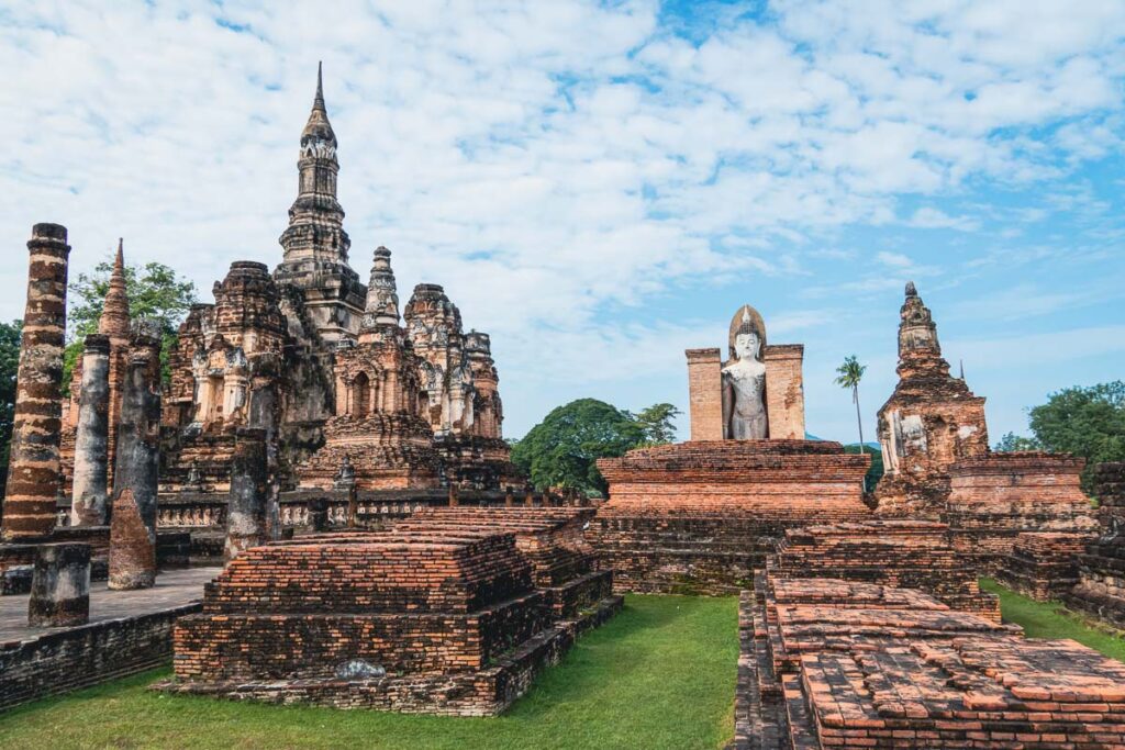 Wat Mahathat the best thing to do in sukhothai historical park