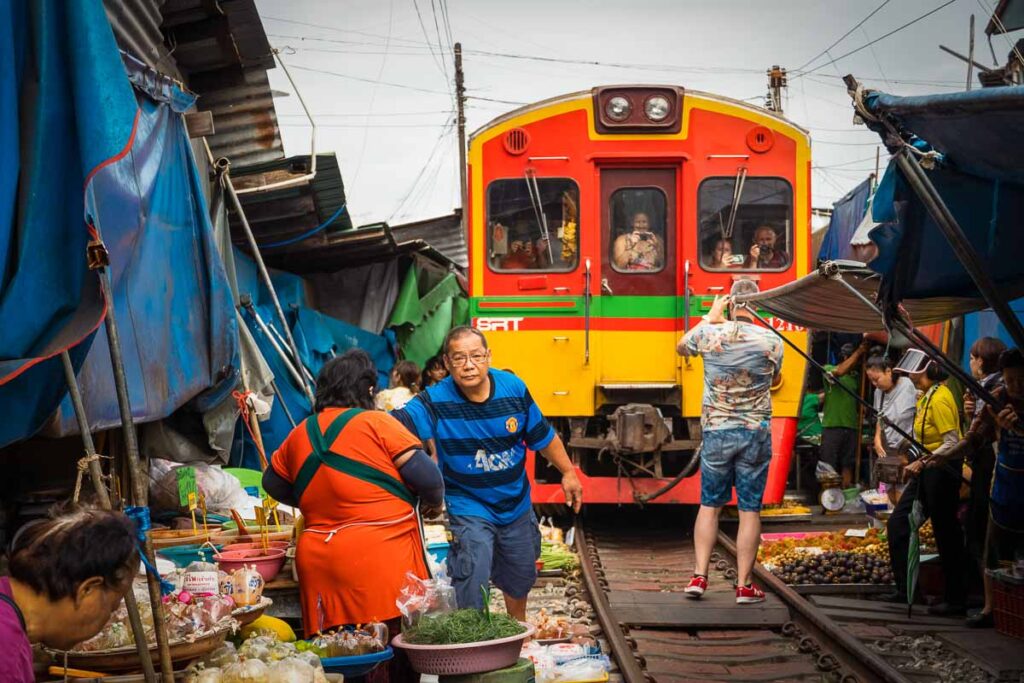 train passing through Maeklong Railway Market 
