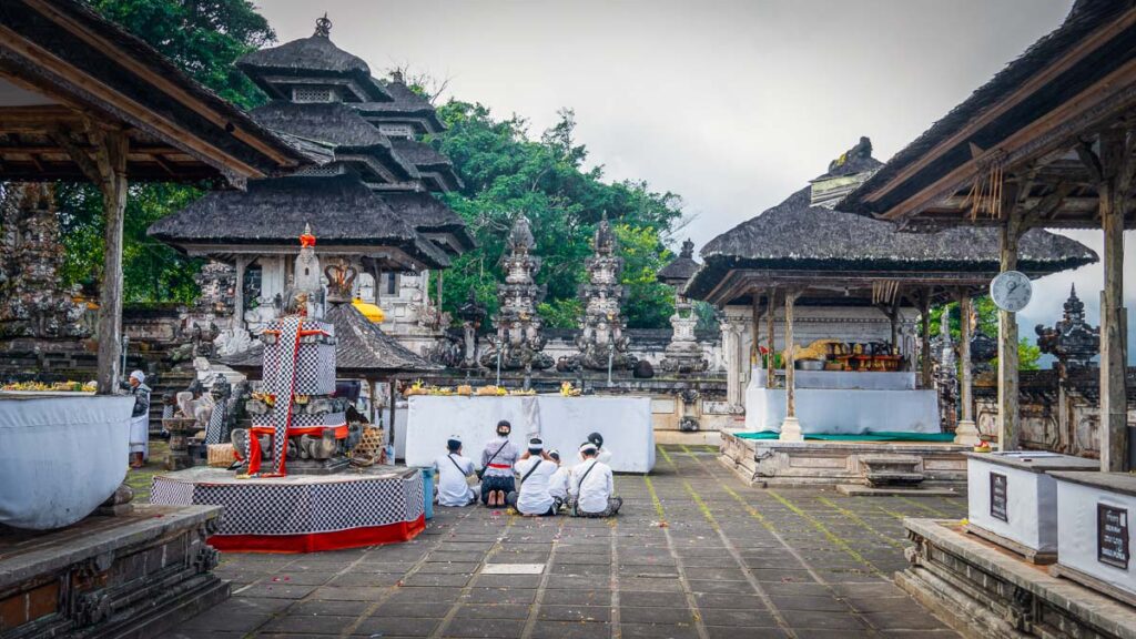 balinese locals worshipping at pura lempuyang temple