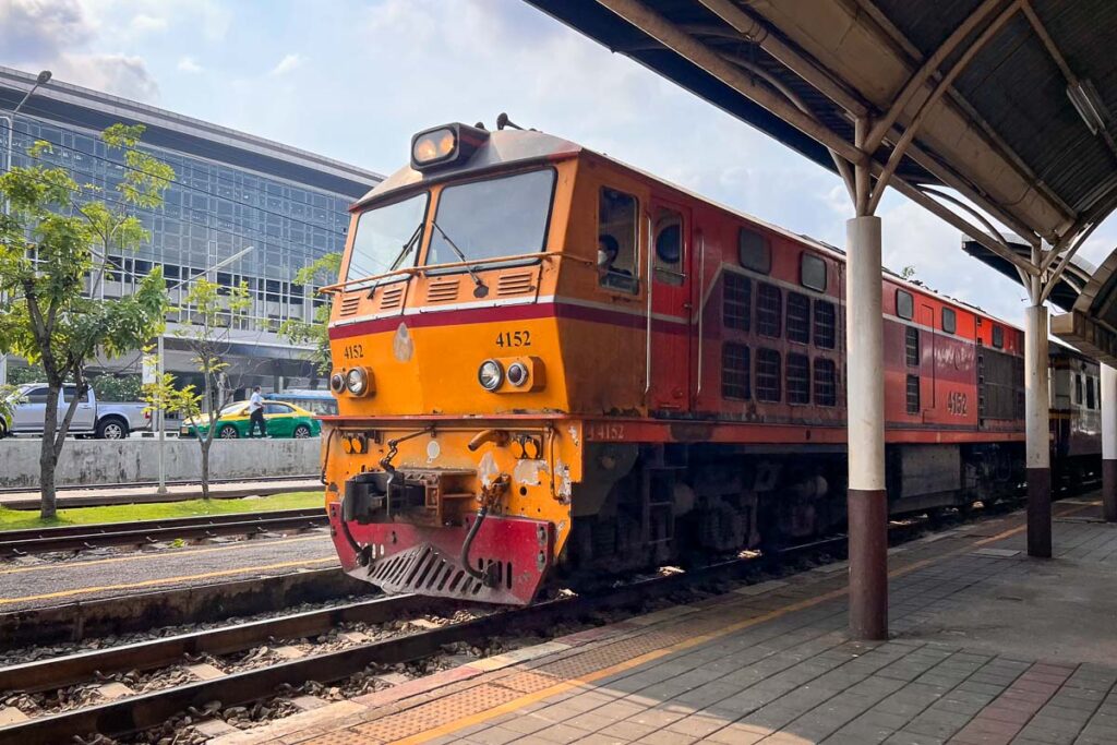 Thailand SRT train sideview going from bangkok to ayutthaya