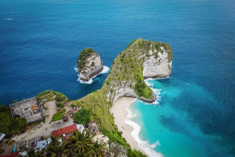 drone shot of overview of kelingking beach