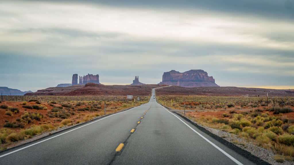 Monument Valley road one fo the best hings to do in arizona