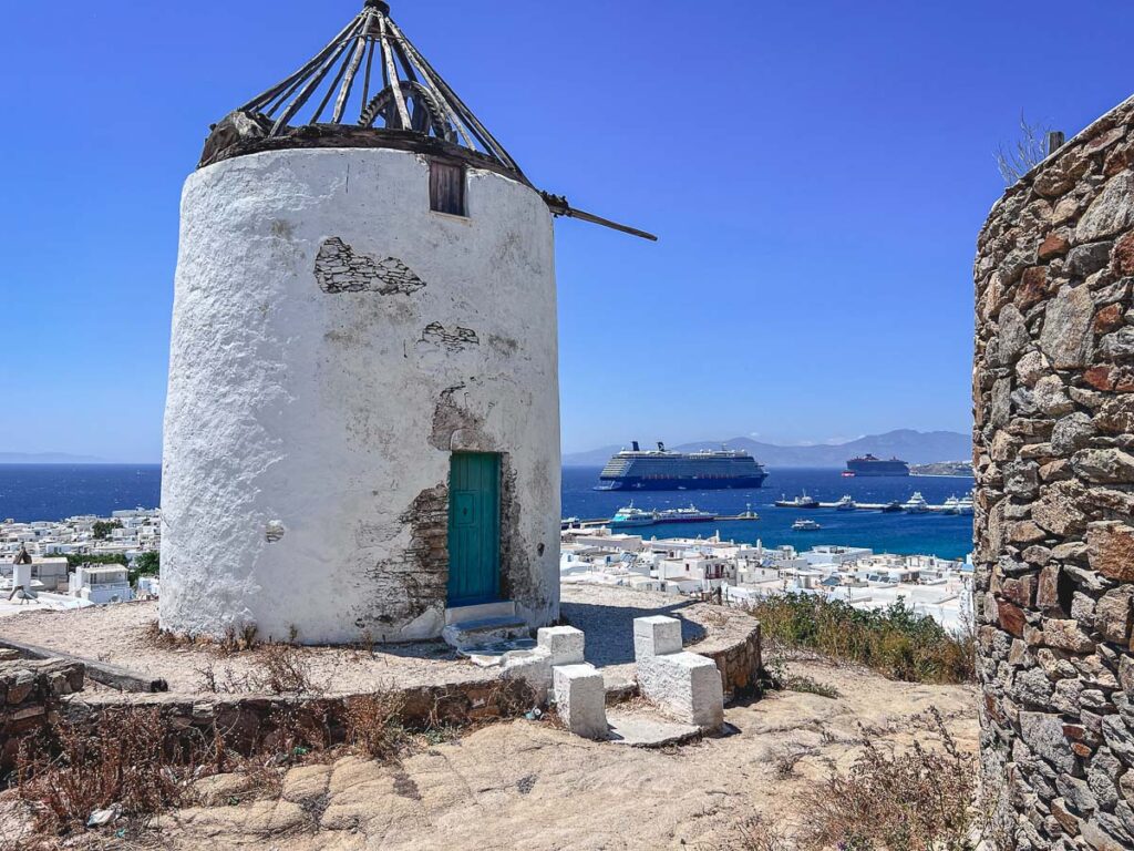 old cycladic architecture in mykonos town