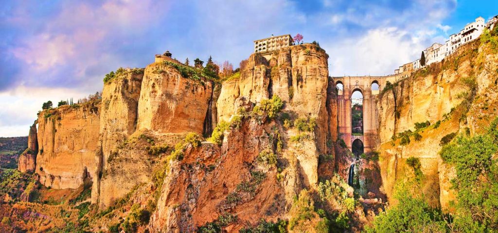 Spain, Ronda, dramatic cliffside town perched above El Tajo gorge