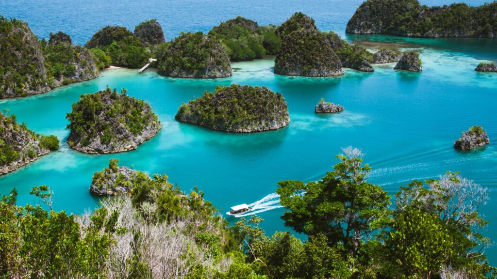 Indonesia, Raja Ampat Blue Paradise Aerial, Bastian