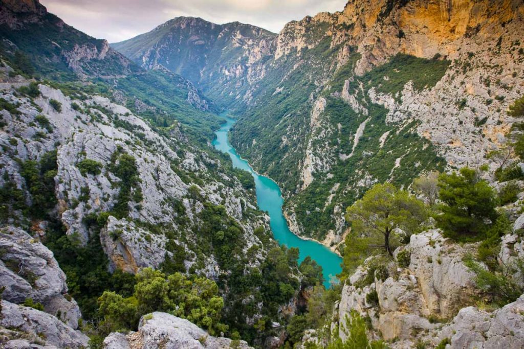 France, Provence-Alpes-Côte d’Azur, Verdon Gorge with turquoise river and cliffs