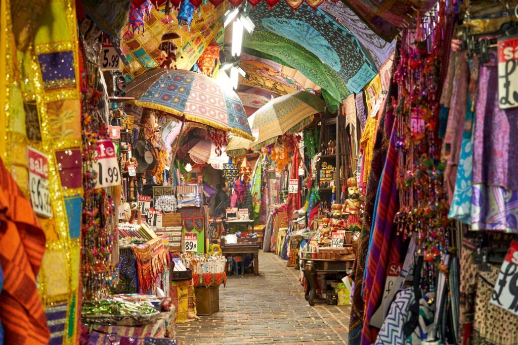 Blick in einem Kunstvoll und orientaslisch geschmückten Laden im Camden Market, London