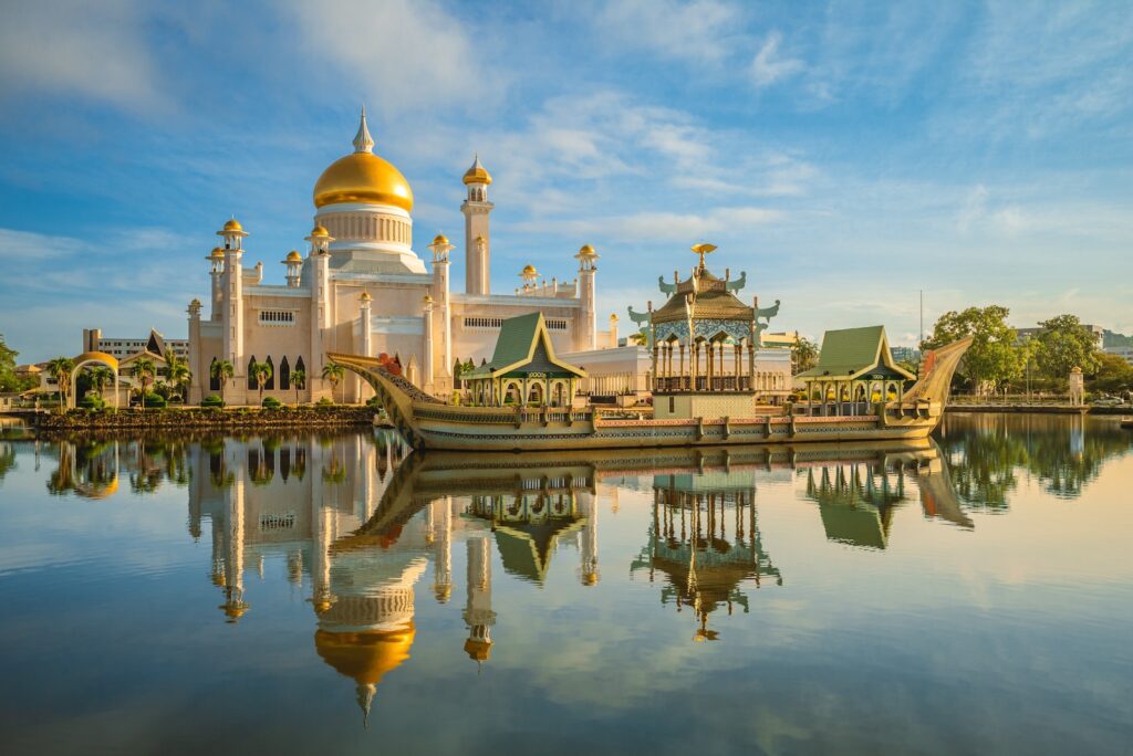 Omar Ali Saifuddien Mosque in Bandar Seri Begawan, brunei darussalam